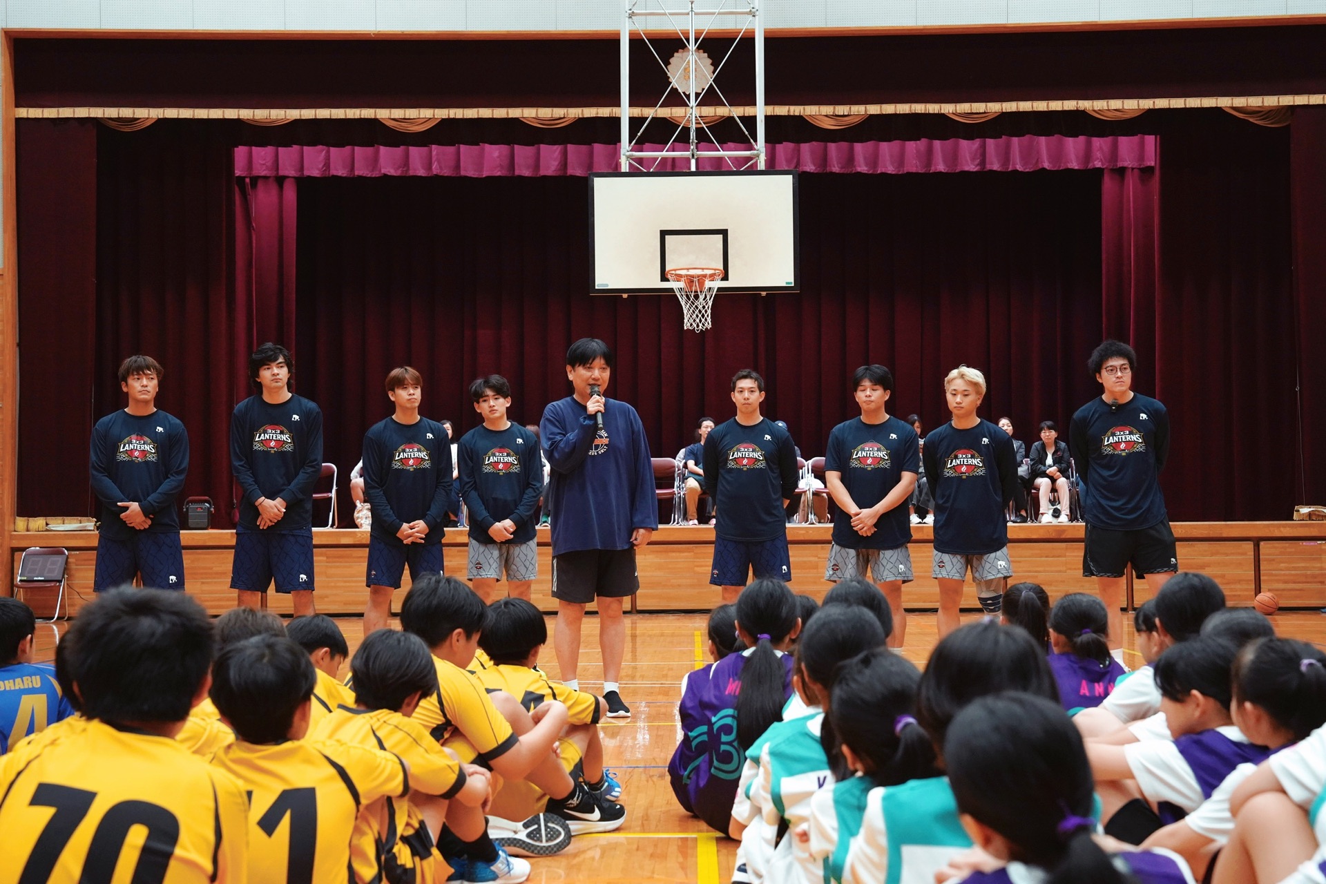 地域の子どもたちの前に並ぶLANTERNSの選手たち